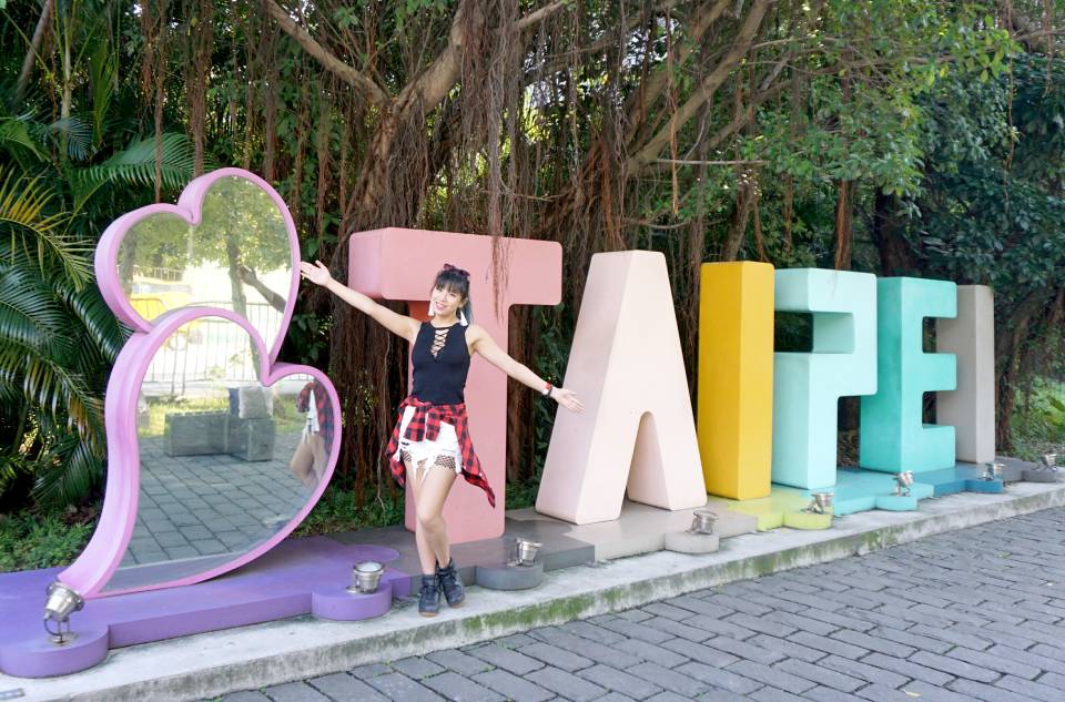 Rocking my favourite black top in Taipei